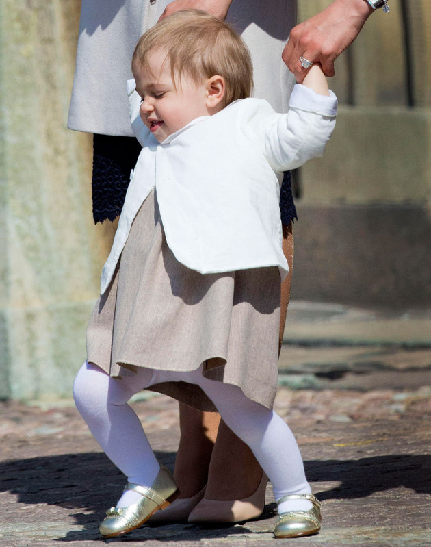 Prinsessa Leonore, 1, haluaisi jo kovasti kulkea omia polkujaan.