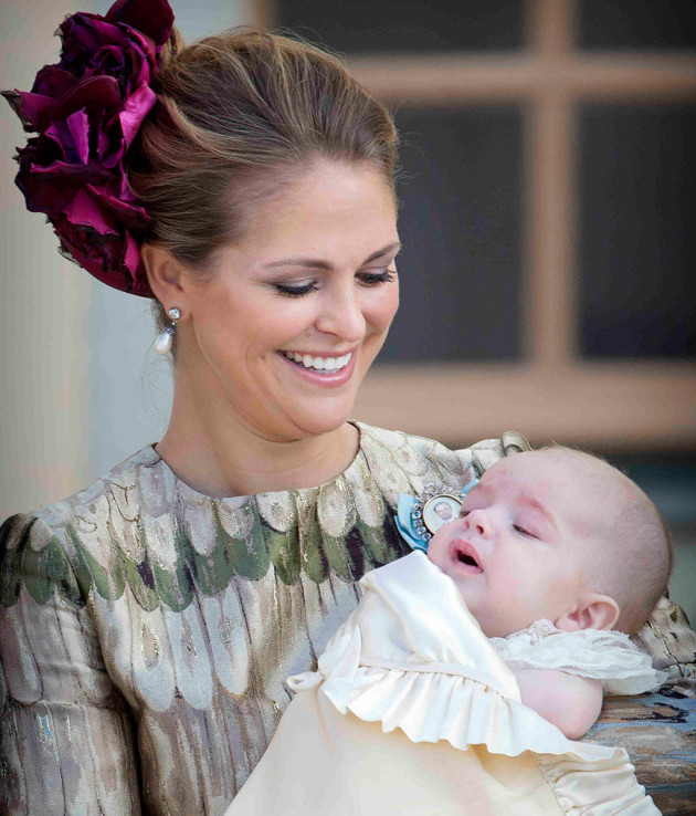Prinsessa Madeleine katsoo ylpeänä poikaansa prinssi Nicolasta.