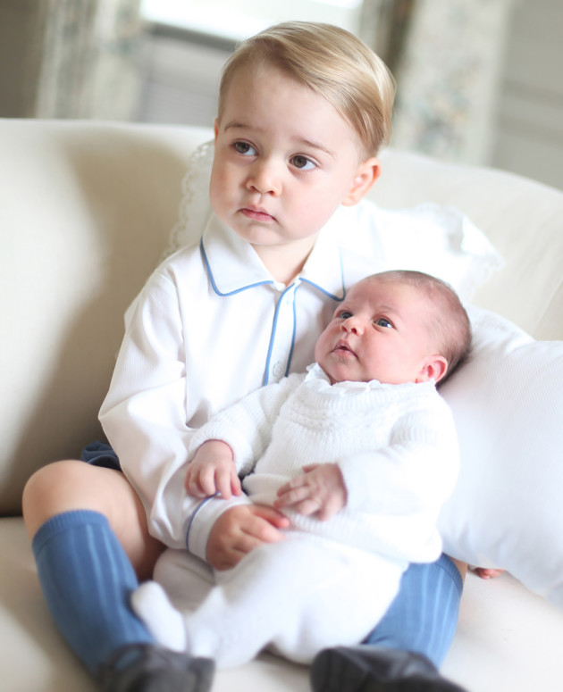 Englannin prinssi George pitää hellästi huolta pikkusiskostaan prinsessa Charlottesta.