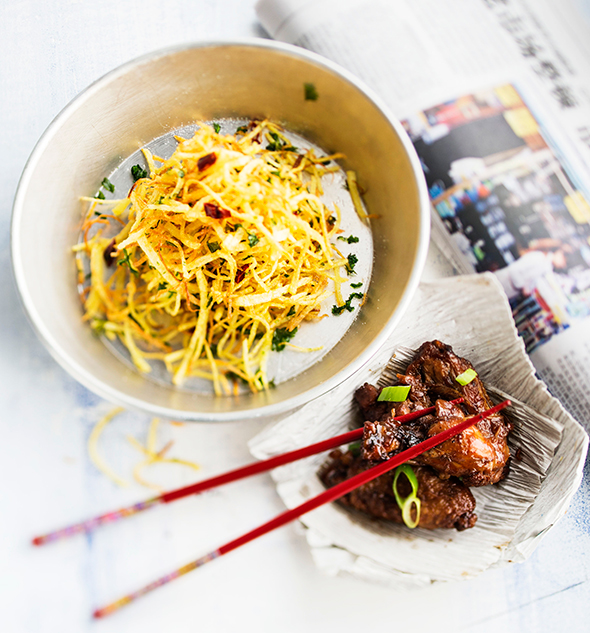 Kolmen kupin kanansiivet ja heinäkasaperunat Pekingin tapaan