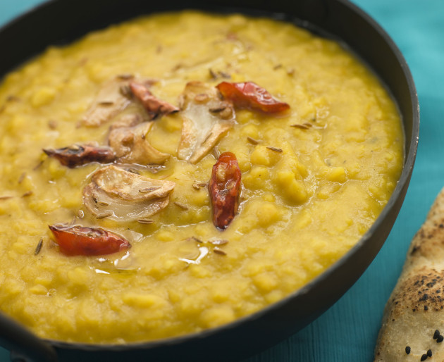 Intialainen linssi-kasviscurry