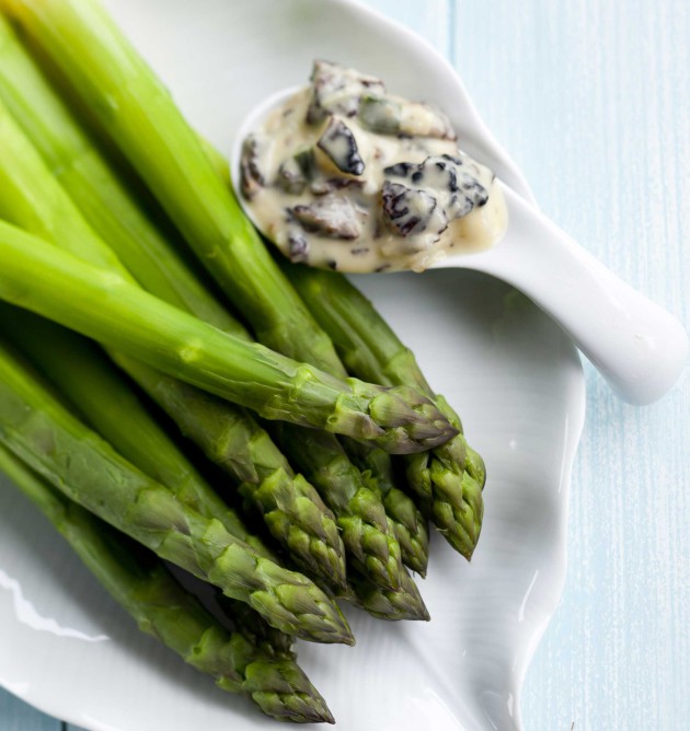 Keitettyä parsaa ja korvasienikastiketta